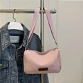 Petit sac bandoulière rose en nylon imperméable avec large sangle et logo mode - Rose