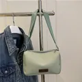 Sac bandoulière en nylon vert clair avec large sangle et étiquette en cuir - Vert