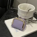 Mini porte-monnaie en cuir litchi lavande avec cadre doré et fermoir à perles - Violet