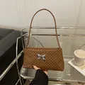 Borsa a spalla retrò marrone con stampa geometrica e fiocco in metallo argento - Monogramma Marrone