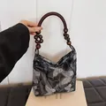 Borsa sottobraccio nera con ricamo a farfalla argento e manico con perline in legno - Argento