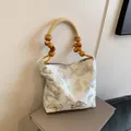 Borsa in tessuto bianco con ricamo a farfalla e manici intrecciati in perline di legno - Grigio