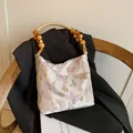 Borsa tote avorio con ricamo farfalla rosa e manico vintage in perline di legno naturale - Rosa