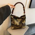 Borsa estiva con ricamo farfalla dorata, perline in legno e tracolla intrecciata - Oro