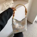 Blaue Jacquard-Tragetasche mit Holzperlengriff für elegantes Sommer-Styling - Blau