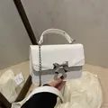 Mini witte vierkante tas met een zilveren metalen strik en fijne kettingriem - Wit