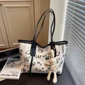 Borsa tote bianco sporco con stampe graffiti nere e ciondolo a forma di coniglietto - Con Ciondolo / Nero