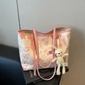 Borsa tote bianca e rosa con simpatici motivi graffiti e un ciondolo a forma di coniglietto - Con Ciondolo / Rosa