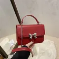 Chique rode mini vierkante tas met zilveren strik en metalen ketting schouderriem - Bordeauxrood