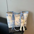 Borsa tote blu e bianca con stampa graffiti e ciondolo a forma di coniglio - Con Ciondolo / Blu