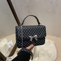 Mini sac à bandoulière avec motif géométrique bleu foncé et nœud argenté chic - Monogramme Vintage Noir
