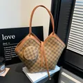 Grande borsa tote a quadri marroni con motivi floreali e mini ciondolo a portamonete - Marrone Scuro
