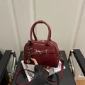 Borsa bowling vintage rosso vino lucida con ciondoli dorati e tracolla rimovibile - Rosso