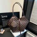 Borsa tote a scacchi marrone con un piccolo portamonete rotondo abbinato elegante - caffè