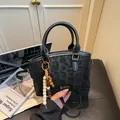 Elegante borsa a mano nera leopardata con ciondolo in legno e tracolla staccabile - Con Ciondolo / Nero