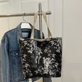 Bolso tote grande de lona con estampado de bambú chino y asas beige para el día a día - Negro