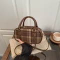 Braune karierte Woll-Boston-Tasche mit Kunstledergriffen und Goldmetall-Akzenten - Kaffeebraun