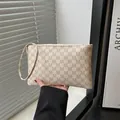 Beigefarbene Clutch mit Monogramm-Muster, Handgelenkschlaufe und Reißverschluss - Rick Morty McDonald Weiß
