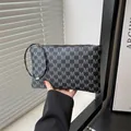 Dunkelgraue Handgelenktasche mit silbernem M-Buchstabenmuster und Metallreißverschluss - Rick Morty McDonald Schwarz