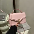 Elegante lichtroze vierkante crossbodytas met gouden metalen draaisluiting - Roze