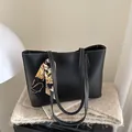 Borsa tote nera retrò con cuciture a contrasto bianche e sciarpa di seta decorativa - Nero