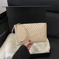 Beige bedruckte Umhängetasche mit goldenem Rundgriff und Logo-Muster auf Lederstruktur - Kleeblatt Weiß