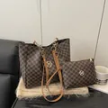 Zweiteiliges Set aus brauner Tote-Bag und Tasche mit M-Muster und goldener Kette - Kaffeebraun