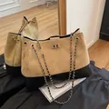 Bolso tote acolchado bicolor caqui y negro con correa de cadena y cierre de giro - Marrón Oscuro