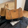 Bolso tote de ante acolchado color caramelo con base de cuero negro y correa de cadena - café