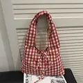 Sac fourre-tout à carreaux rouges et blancs avec bandoulière et détail de laçage décoratif - Rouge