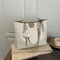 Sac fourre-tout crème minimaliste avec garniture en cuir marron et chaîne argentée - Kaki