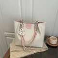 Sac cabas crème avec étiquette en cuir rose et charm tigre blanc sur chaîne argentée - Rose