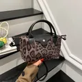 Französische Vintage-Handtasche mit Leopardenmuster, Lederakzenten und Silber-Schnalle - Schwarz