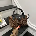 Retro-Handtasche mit Leopardenmuster, schwarzen Lederbesätzen und Silberbeschlägen - Dunkelbraun