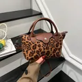 Handtasche mit Leoparden-Rosen-Print, brauner Lederklappe und abnehmbarem Schultergurt - Gelb