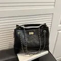 Klassische schwarze gesteppte Ledertragetasche mit goldenem Drehverschluss und Kette - Schwarz