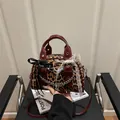 Sac à main rétro motif léopard avec poignées en cuir verni rouge et chaîne argentée - Imprimé Léopard Rouge