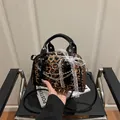 Sac à bandoulière léopard style Y2K avec chaînes en métal et nœuds déco - Imprimé Léopard Noir