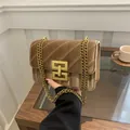 Camel fluwelen crossbodytas met diagonale stiksels en een gouden kettingband - Khaki