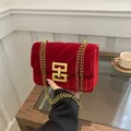 Elegante rode fluwelen crossbodytas met gouden ketting en geometrische sluiting - Rood