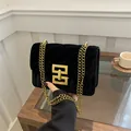 Elegante zwarte fluwelen vierkante tas met gouden geometrisch slot en dubbele ketting - Zwart