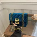Donkerblauwe fluwelen crossbodytas met V-quilted patroon en gouden kettingriem - Blauw