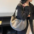 Borsa a spalla retrò in pelle scamosciata grigia con dettaglio zip in argento - Grigio