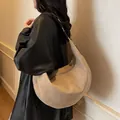 Borsa hobo moderna e minimalista in camoscio beige con tracolla in pelle marrone - Cachi