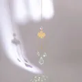 Makroaufnahme von Halloween Geist Suncatcher mit Goldmetall und klaren Kristallen - Süßer Geist Anhänger (Stil Eins) / 39-44cm