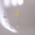 Geist Suncatcher mit goldenem Metallgeist, Mond, Sternanhängern und Kristallprisma - Lächelnder Geist Mond Stern (Stil Zwei) / 39-44cm