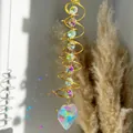 Détail macro d'un attrape-soleil en spirale dorée avec perles et pendentif cœur en cristal - Style C - Cercle Tournant Doré Cœur Couleur Ab / Environ 45cm