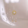 Detail van gouden zonnevanger met kristallen bol die regenboogreflecties creëert - Hol zonontwerp (Stijl 2)