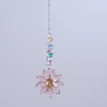 Detalle de atrapasol de flor de cristal rosa con cuentas de colores y cadena dorada - Rosa