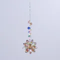 Detalle del atrapasol de cristal con cuentas de colores y colgante de flor de arco iris - Ámbar Oscuro